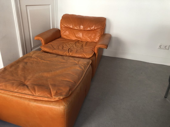 Image 1 of Orangefarbener Vintage-Ledersessel mit Ottomane - Fußhocker