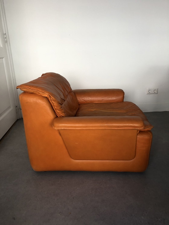 Image 1 of Orangefarbener Vintage-Ledersessel mit Ottomane - Fußhocker