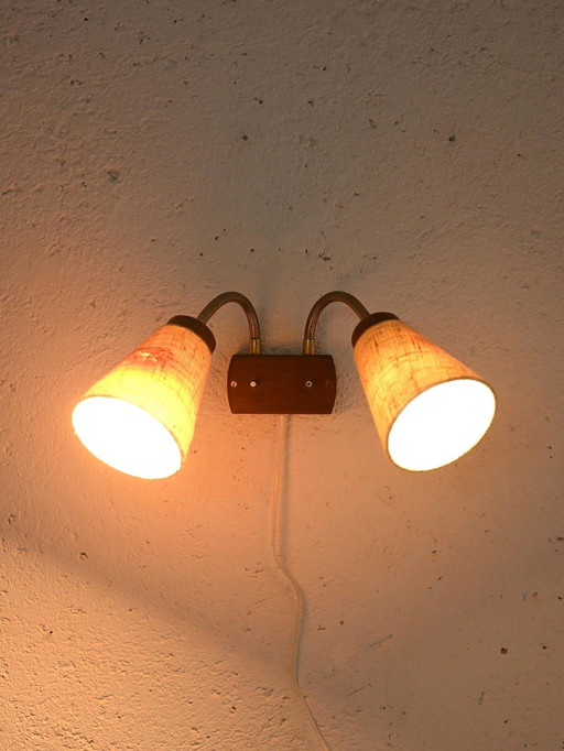 Skandinavische Doppelwandleuchte im Vintage-Stil mit verstellbarem Goldarm und Stoffschirmen
