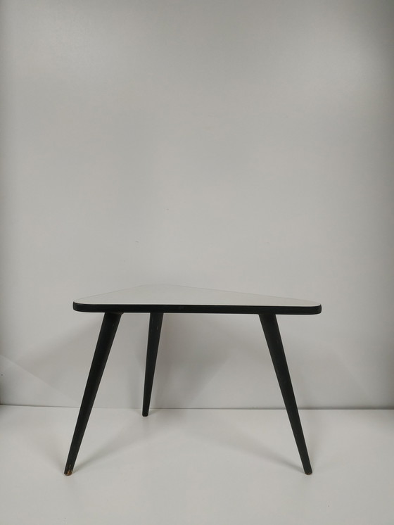 Image 1 of Formica 'Triangular' Couchtisch Beistelltisch