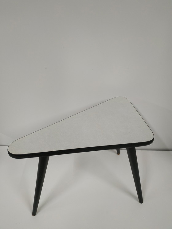 Image 1 of Formica 'Triangular' Couchtisch Beistelltisch
