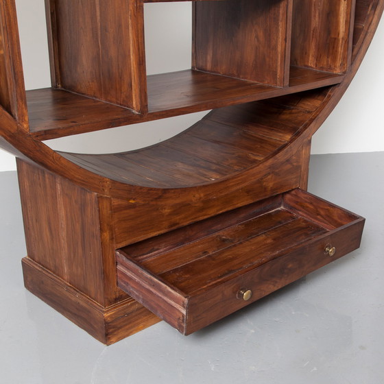 Image 1 of Moderne runde Vitrine