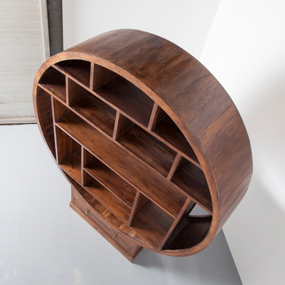 Image 1 of Moderne runde Vitrine