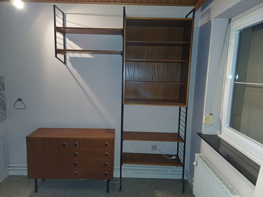 Kombination von Wandregal und Sideboard