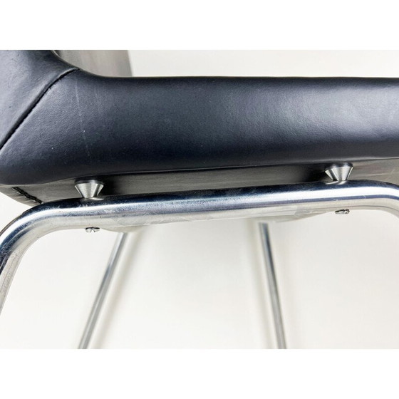 Image 1 of Mid Century schwarzer Lederstuhl AP40 Airport von Hans J. Wegner