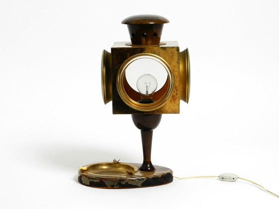 Image 1 of Schöne große italienische Mid Century Tischlampe von Aldo Tura entworfen wie eine Laterne und mit einem Aschenbecher