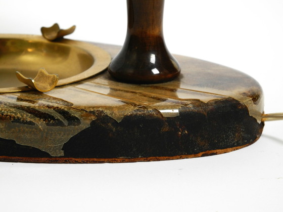 Image 1 of Schöne große italienische Mid Century Tischlampe von Aldo Tura entworfen wie eine Laterne und mit einem Aschenbecher