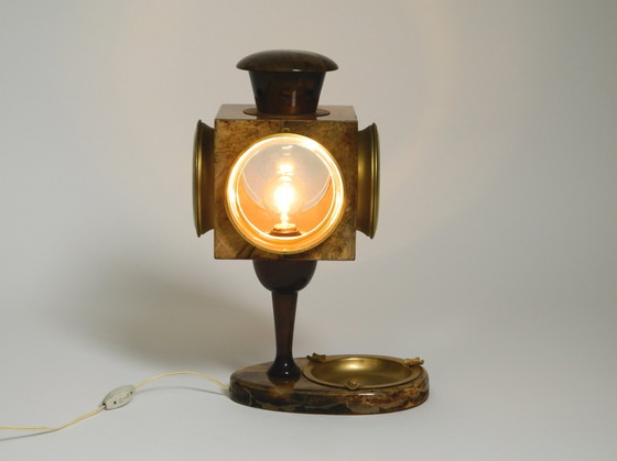 Image 1 of Schöne große italienische Mid Century Tischlampe von Aldo Tura entworfen wie eine Laterne und mit einem Aschenbecher