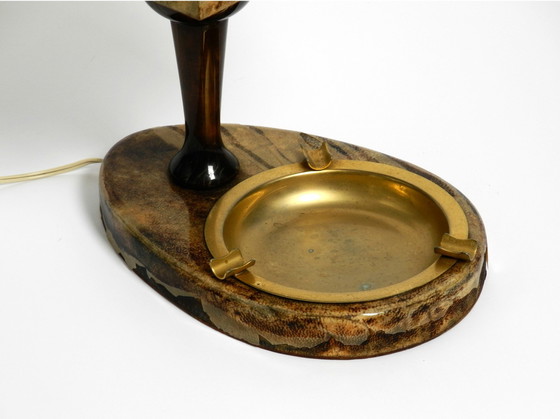 Image 1 of Schöne große italienische Mid Century Tischlampe von Aldo Tura entworfen wie eine Laterne und mit einem Aschenbecher