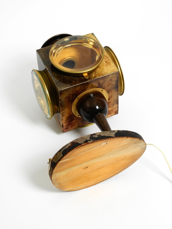 Image 1 of Schöne große italienische Mid Century Tischlampe von Aldo Tura entworfen wie eine Laterne und mit einem Aschenbecher