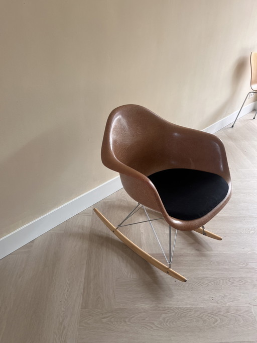 Herman Mille Schaukelstuhl Design Ray und Charles Eames