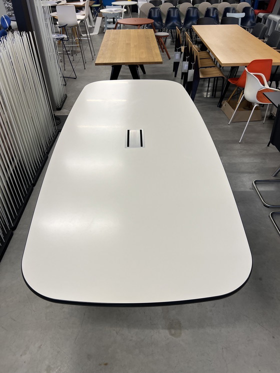 Image 1 of Vitra Eames Segmentierter Tisch 274X120