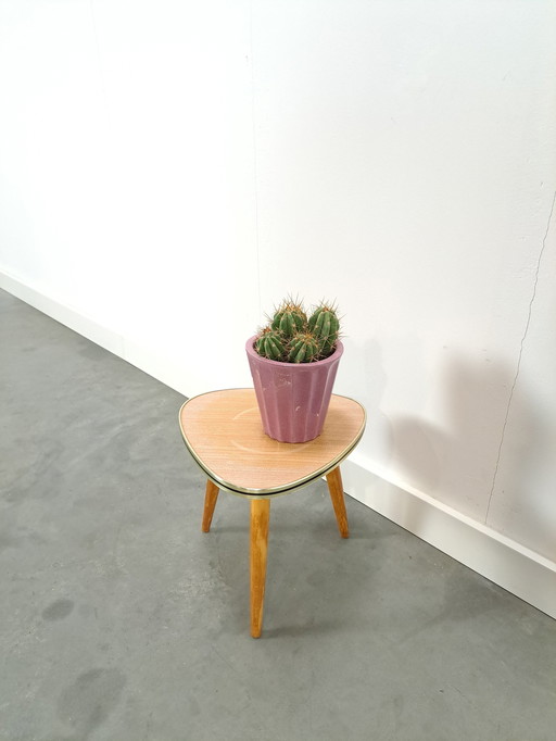 Beistelltisch mit Formica-Platte in Holzoptik und Holzbeinen Nr. 13 Pflanztisch