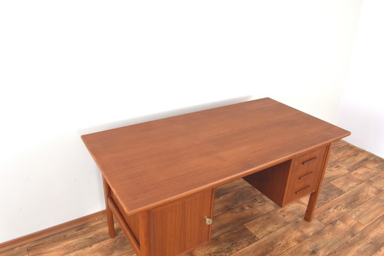 Image 1 of Mid-Century Dänischer Freistehender Teakholz-Schreibtisch, 1960S