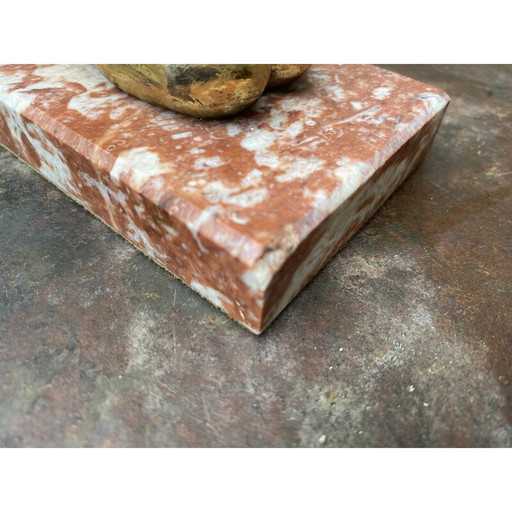 Vintage Art Deco Marmor Buchstütze, die 2 kniende Frauen darstellt