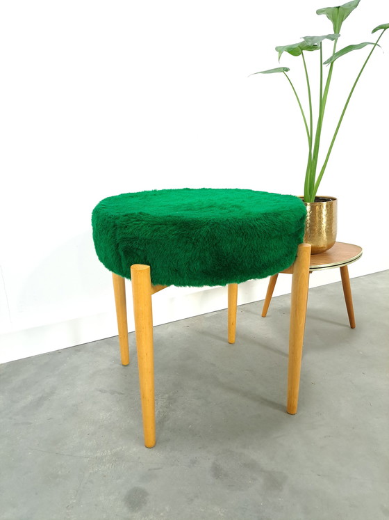 Image 1 of Holzhocker mit grünem Kissen Vintage