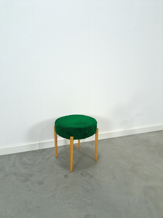 Image 1 of Holzhocker mit grünem Kissen Vintage