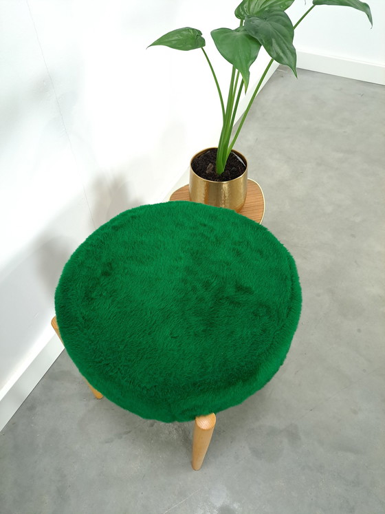 Image 1 of Holzhocker mit grünem Kissen Vintage
