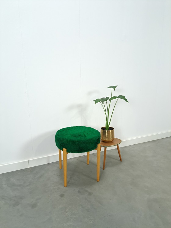 Image 1 of Holzhocker mit grünem Kissen Vintage