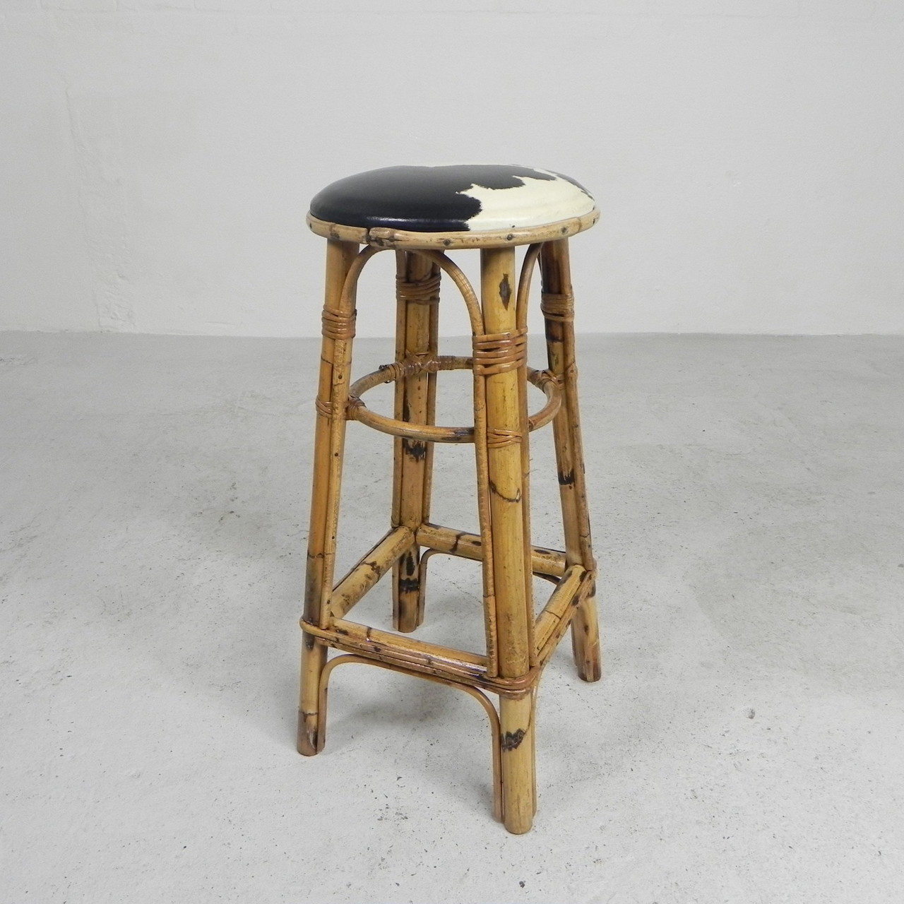 Bambus-Barhocker mit Skai-Sitz mit Kuhdruck, 1950er Jahre | 150 | Whoppah