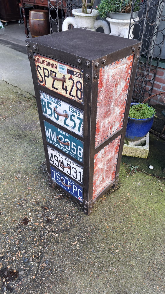 Image 1 of Industrielle hölzerne Kommode, Flur Schrank Dim. 40 x 35cm und 99cm hoch