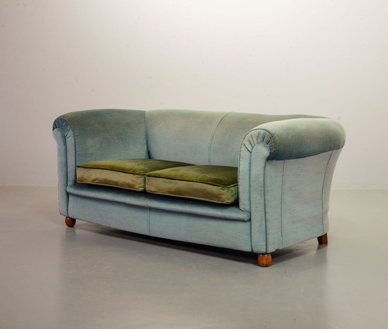 Image 1 of Chesterfield Duotone Zweisitzer-Sofa im viktorianischen Stil aus mattblauem und moosgrünem Samt, 1950er Jahre. Ref.-Nr. SS058