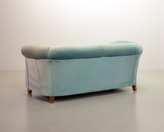Image 1 of Chesterfield Duotone Zweisitzer-Sofa im viktorianischen Stil aus mattblauem und moosgrünem Samt, 1950er Jahre. Ref.-Nr. SS058