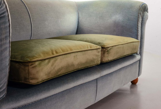 Image 1 of Chesterfield Duotone Zweisitzer-Sofa im viktorianischen Stil aus mattblauem und moosgrünem Samt, 1950er Jahre. Ref.-Nr. SS058