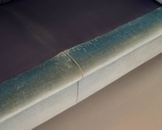 Image 1 of Chesterfield Duotone Zweisitzer-Sofa im viktorianischen Stil aus mattblauem und moosgrünem Samt, 1950er Jahre. Ref.-Nr. SS058