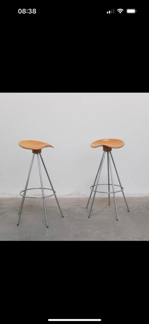 2 schöne Designer-Barhocker