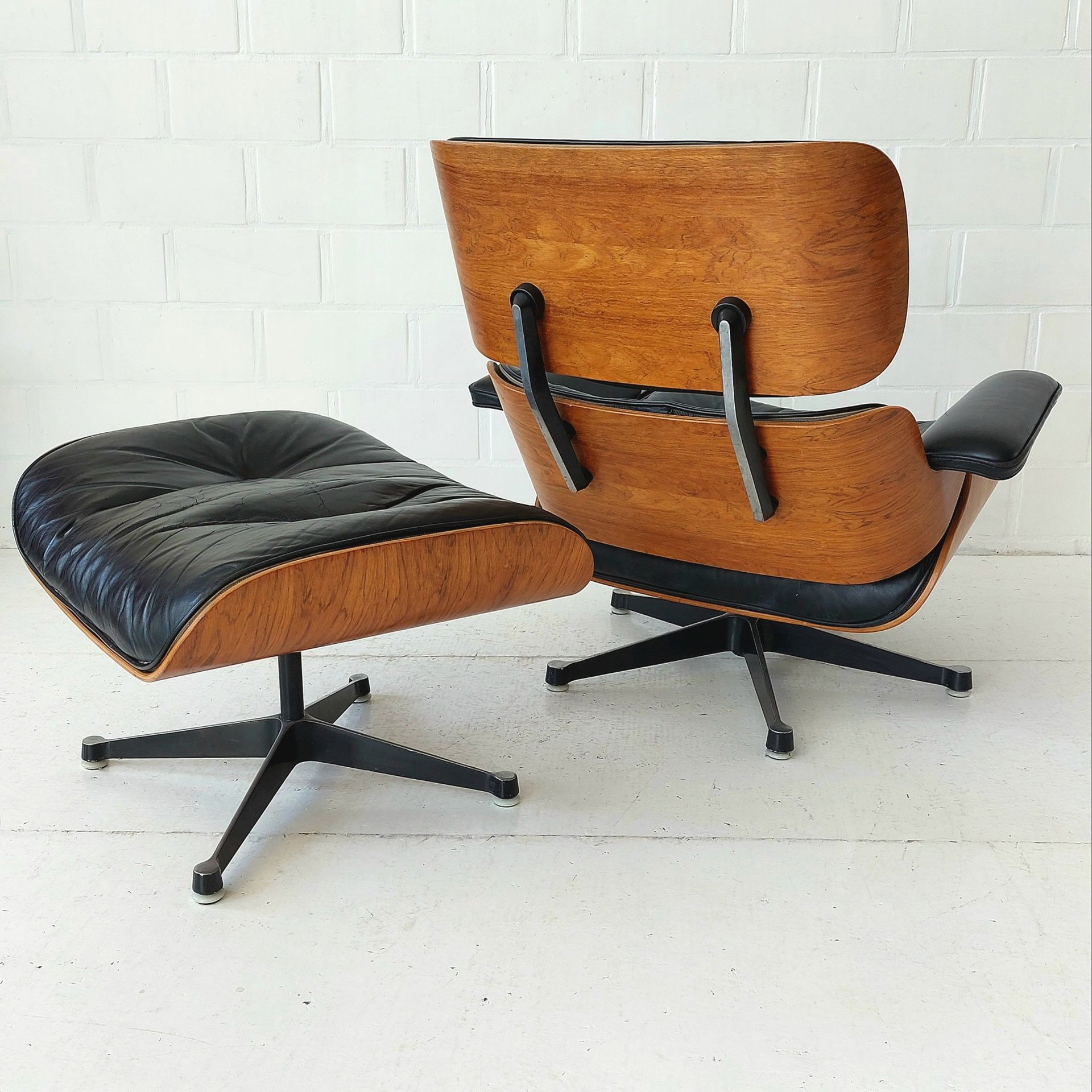 Herman Miller Vitra Eames Lounge Chair + Ottoman € 6,950 Whoppah
