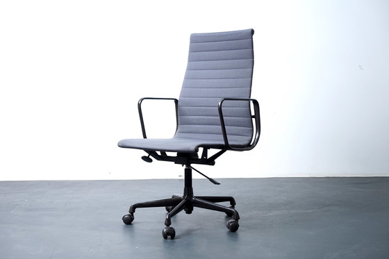 Image 1 of Mid-Century Modell EA 119 Drehstuhl in Braun & Grau von Charles & Ray Eames für Vitra