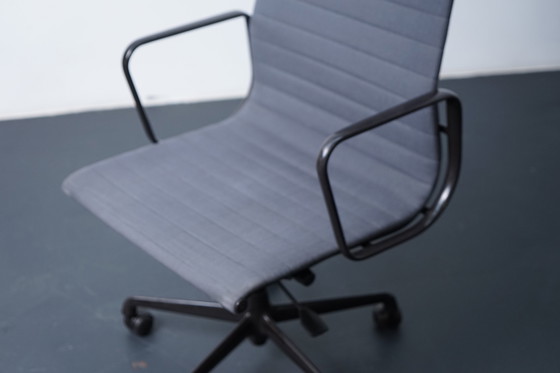 Image 1 of Mid-Century Modell EA 119 Drehstuhl in Braun & Grau von Charles & Ray Eames für Vitra