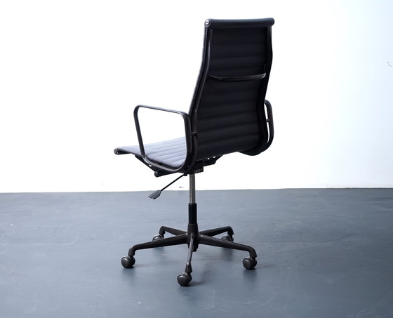 Image 1 of Mid-Century Modell EA 119 Drehstuhl in Braun & Grau von Charles & Ray Eames für Vitra