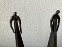 Schlanke Bronzestatuen von 2 Damen