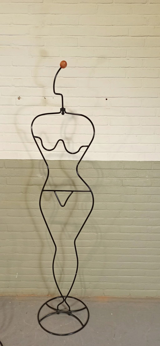 Ehlèn Johansson, Kleidermädchen