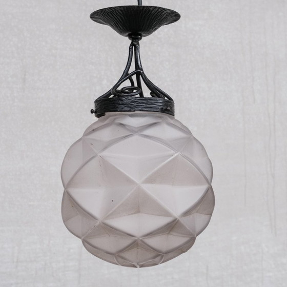 Image 1 of Geometrische französische Pendelleuchte aus Glas und Eisen, 1950er Jahre