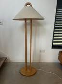 Leere Designlampe aus Holz, Lys Dänemark