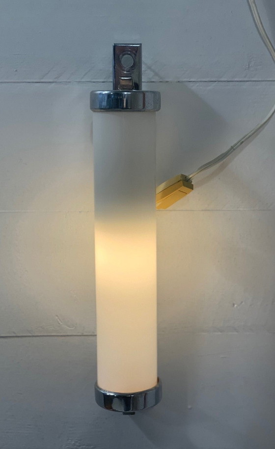 Image 1 of Art Deco Wandlampe Milchglas und Chrom