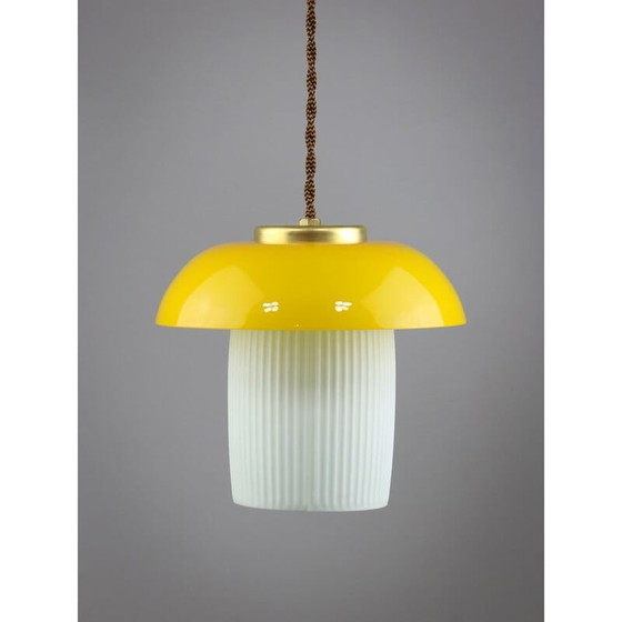 Image 1 of Mid Century gelbe Glas und Messing Mushroom Pendelleuchte