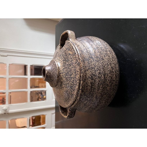 Paar alte Töpfe der Salinenabtei aus Sandstein, 1970