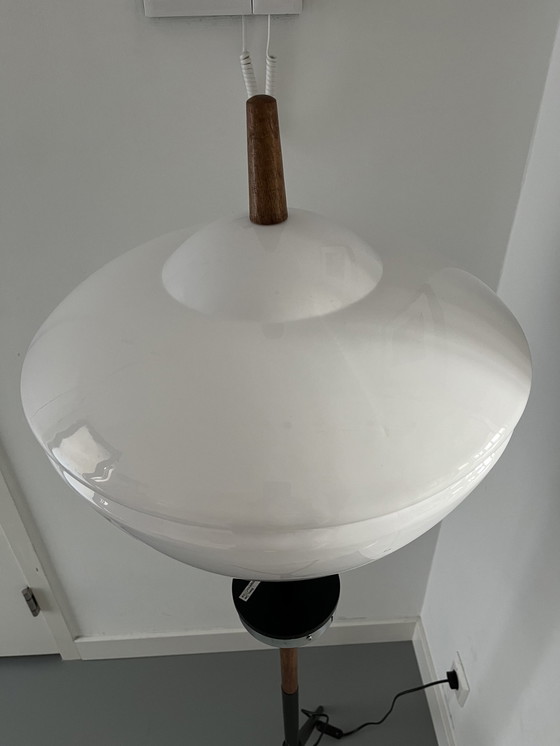 Image 1 of Einzigartige Stehlampe mit Stativ als Kunstwerk