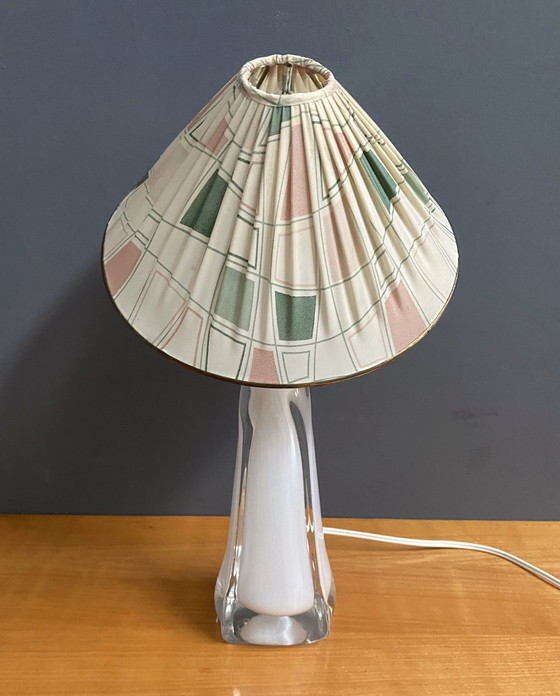 Image 1 of Weißglas-Tischlampe, 1960er Jahre