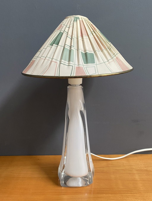 Weißglas-Tischlampe, 1960er Jahre