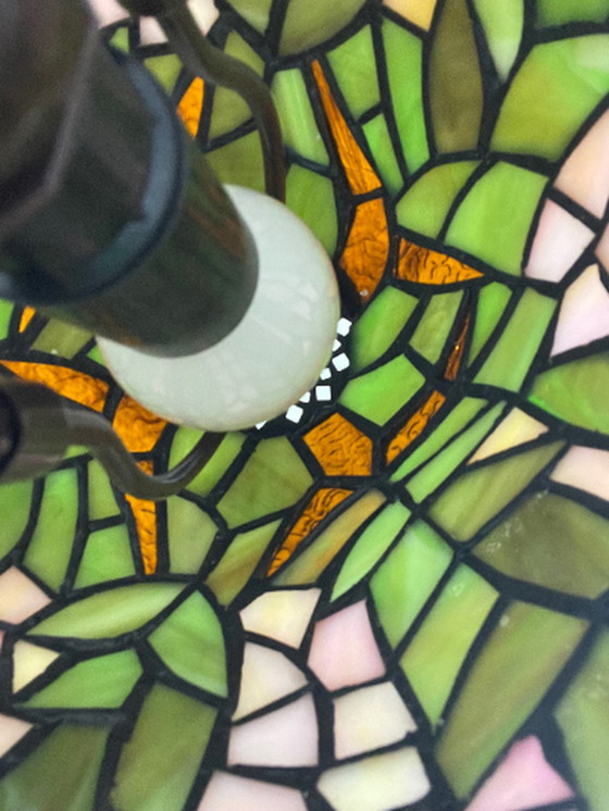 Image 1 of Tischlampe im Tiffany-Stil - Buntglasschirm und dekorativer Sockel - ca. 1980er Jahre (keine Risse)