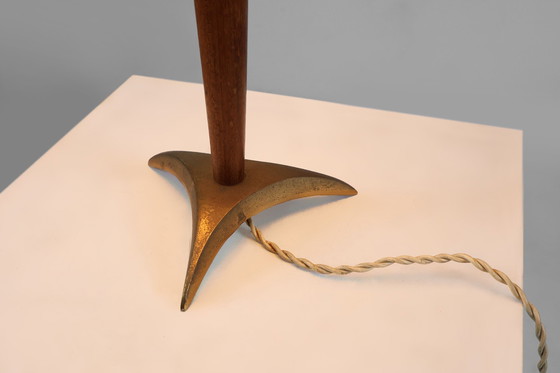 Image 1 of Rote Mid Century Schreibtischlampe aus Metall, Messing und Teakholz, Frankreich, 1950er Jahre