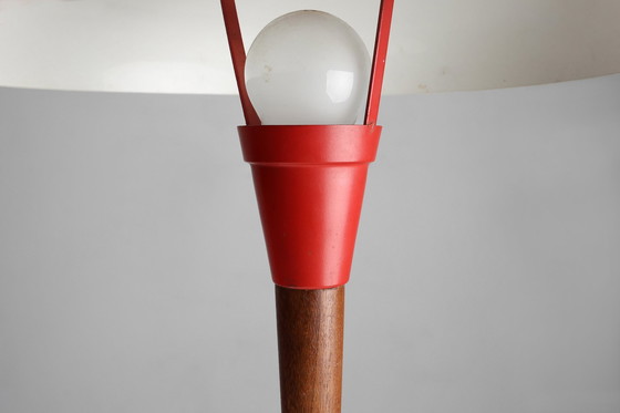 Image 1 of Rote Mid Century Schreibtischlampe aus Metall, Messing und Teakholz, Frankreich, 1950er Jahre