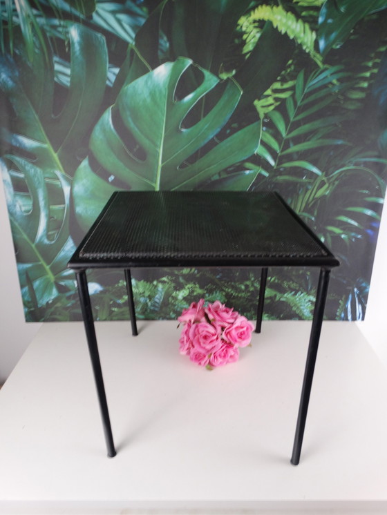 Image 1 of Beistelltisch aus perforiertem Stahl.