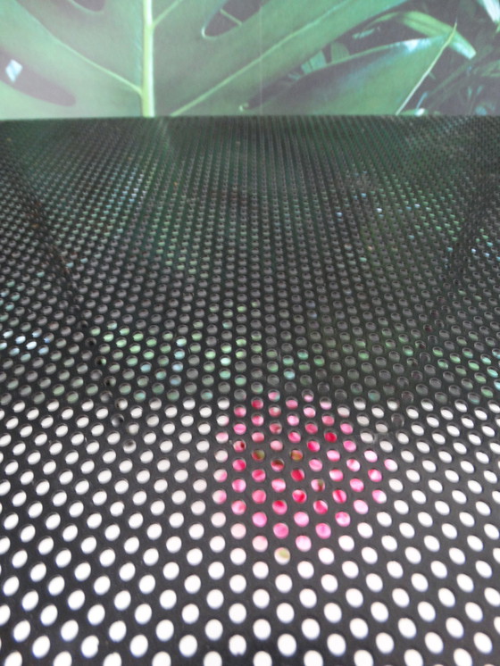 Image 1 of Beistelltisch aus perforiertem Stahl.