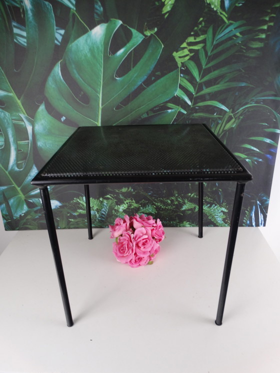 Image 1 of Beistelltisch aus perforiertem Stahl.